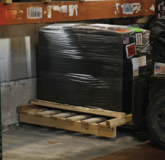 forklift-lifting-battery